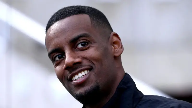 Александер Исак переходит в «Ливерпуль»; стали известны итоговая сумма трансфера и другие детали сделки.