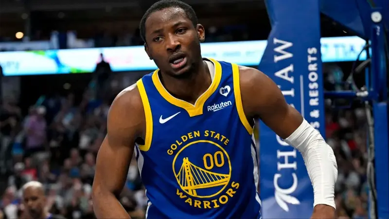 Сага с обменом Джонатана Куминги принимает неприятный оборот: «Голден Стэйт Уорриорз» оказались в ситуации, где любое решение несет издержки, а риск внутреннего разлада в команде продолжает сохраняться.