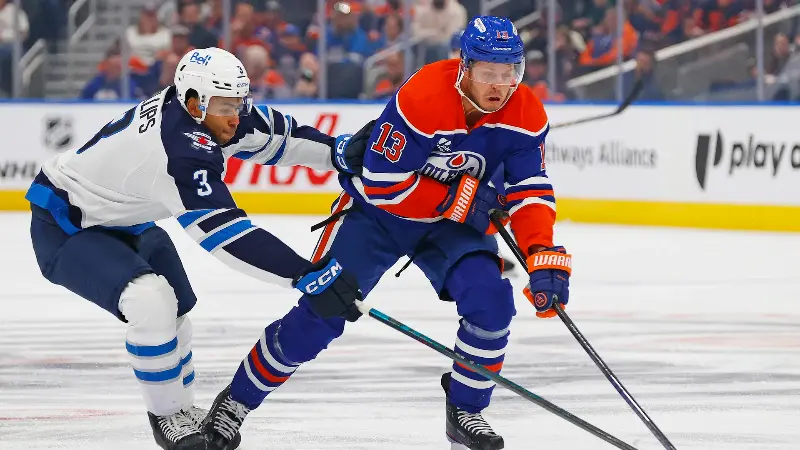 Свежие слухи об «Эдмонтон Ойлерз»: Инсайдер добавил нападающего с контрактом 4,5 миллиона долларов в список кандидатов на обмен.