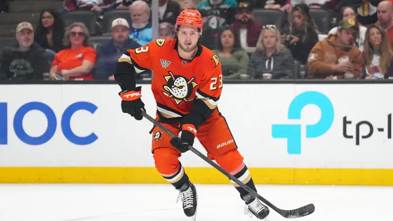 Слухи НХЛ: инсайдер допускает появление ажиотажа вокруг возможного обмена Мэйсона Мактавиша, если переговоры по его контракту затянутся до октября.