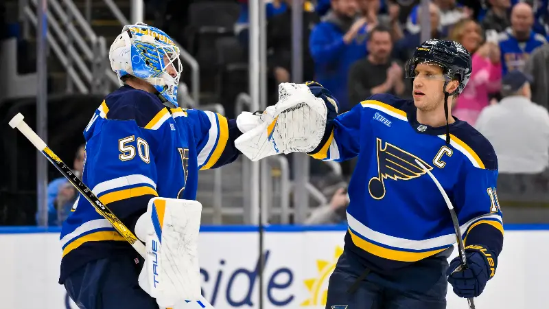 Слухи НХЛ: Инсайдер утверждает, что 52-миллионная суперзвезда «Сент-Луис Блюз», а не Джордан Кайру, может стать «первой костяшкой домино» на рынке обменов.