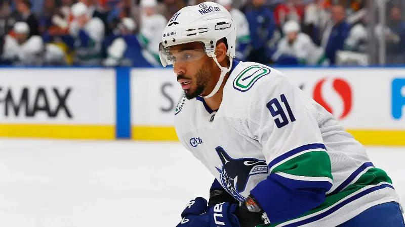 Слухи НХЛ: Ведущий инсайдер утверждает, что «Ванкувер Кэнакс» планируют обменять Эвандера Кейна, отличающегося склонностью к частым удалениям.