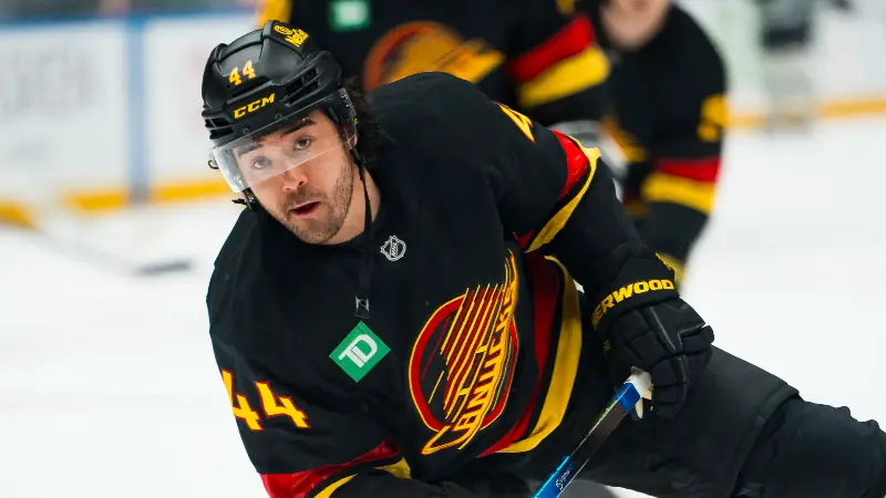 Слухи НХЛ: «Ванкувер Кэнакс» откажутся от продления контракта с Кифером Шервудом, который считается «реальным кандидатом на обмен».