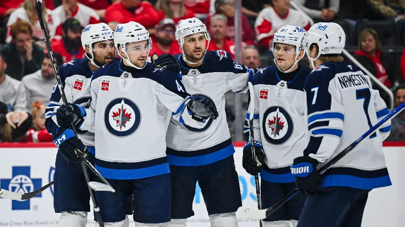 Эллиотт Фридман сообщает, что «Виннипег Джетс» планируют серьёзные усиления защитной линии.