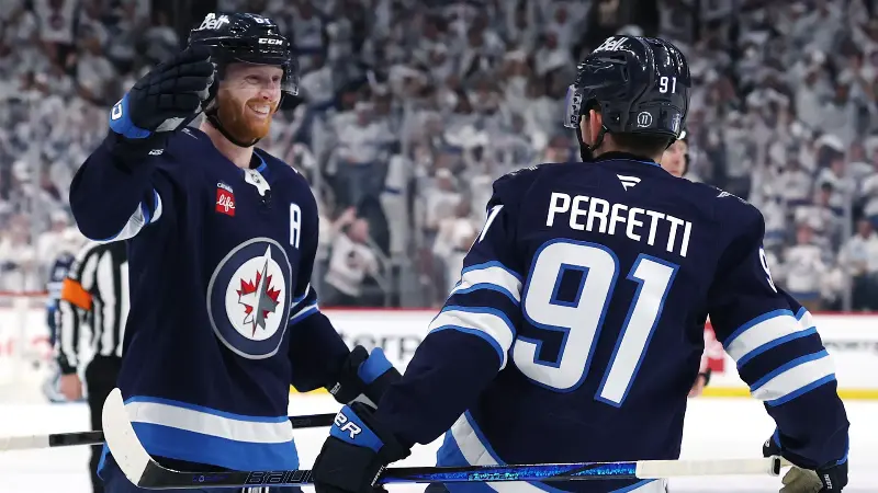 Слухи НХЛ: «Виннипег Джетс» добиваются прогресса в переговорах о крупном продлении контракта с Кайлом Коннором и инсайдер назвал возможную среднегодовую зарплату.