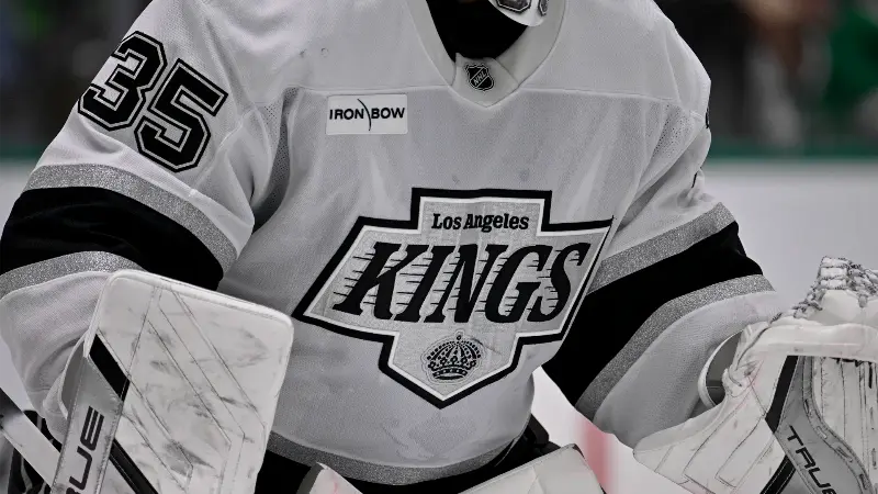 Слухи НХЛ: «Лос-Анджелес Кингз» «больше обеспокоены» тем, чтобы удержать 29-летнего звёздного крайнего нападающего, предложив ему 8-летний контракт на фоне сужающегося рынка.