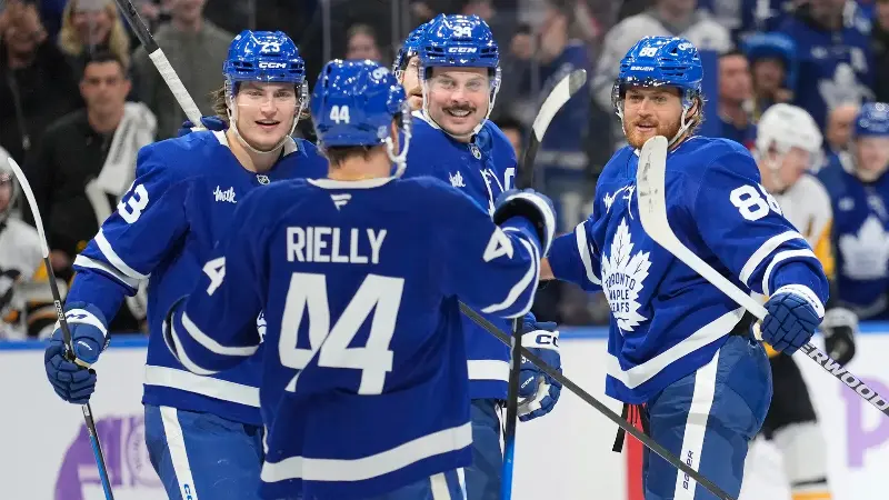Слухи НХЛ: Эллиотт Фридман подтверждает, что «Торонто Мейпл Лифс» после 5 поражений подряд рассматривают обмен игроков из основного состава.