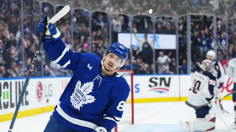 Слухи НХЛ: на фоне переизбытка игроков в составе генеральный менеджер «Торонто Мейпл Лифс» Брэд Треливинг изучает варианты обмена 24-летнего нападающего.