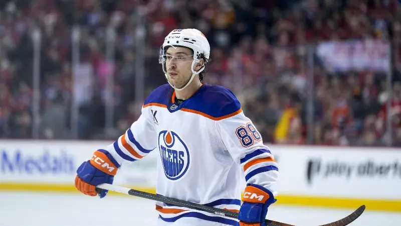 Слухи об обменах в НХЛ: инсайдер допустил возможность сделки между «Ойлерз» и «Кэнакс» с участием Эндрю Манджапане и нападающего «Ванкувера» с контрактом на 38,5 миллиона долларов.