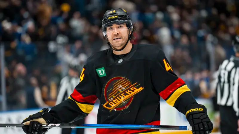 Слухи об обменах в НХЛ: ведущий инсайдер сообщает, что решение «Оттава Сенаторз» по приобретению Кифера Шервуда будет зависеть от результатов команды в ближайших 7–10 матчах.